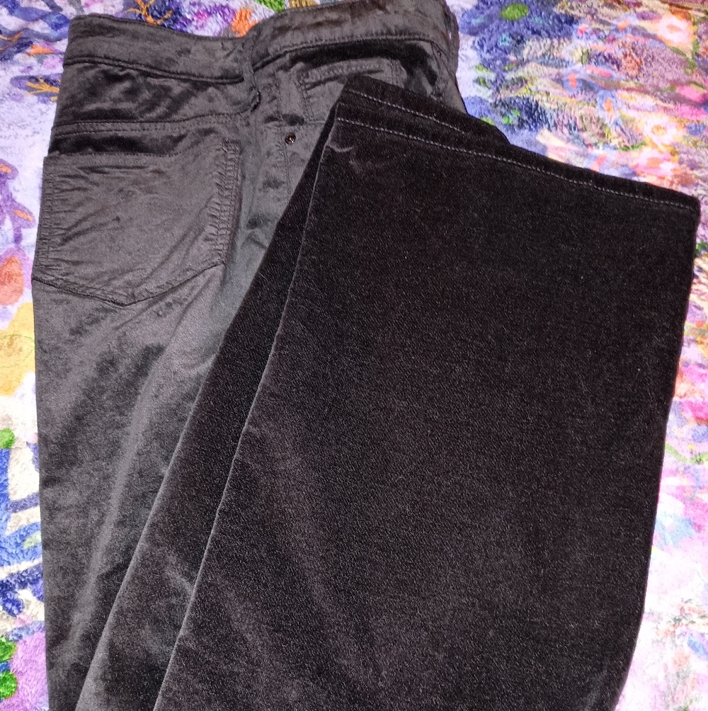 Very nice Chico's Flared Black Velvet Jeans Size 1.5 Petite